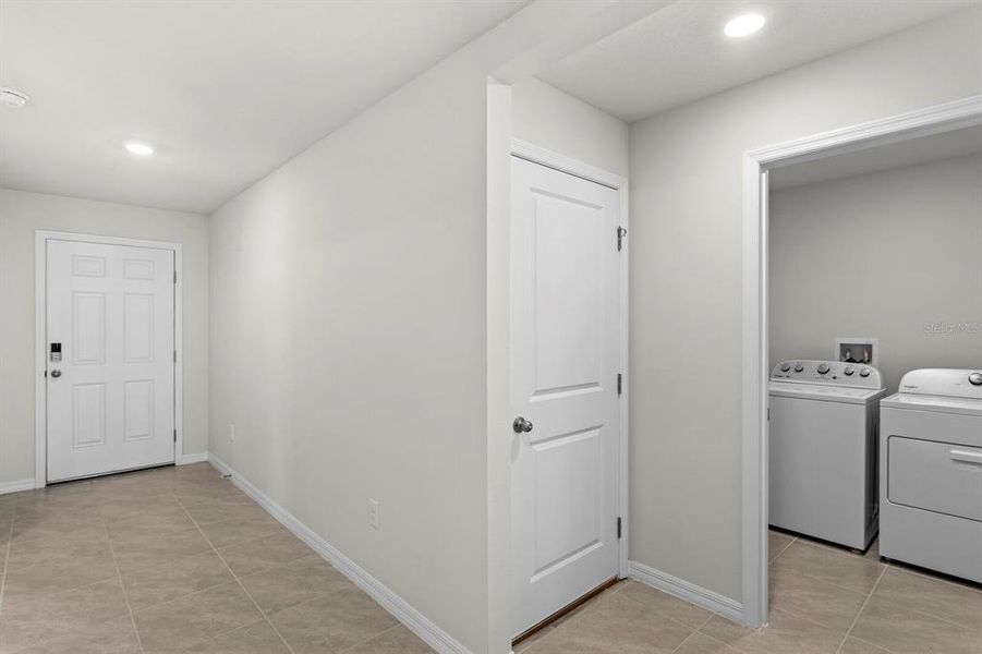 Spacious, unfurnished interior of a new home in Mandarin Grove, Palmetto (Image 25).