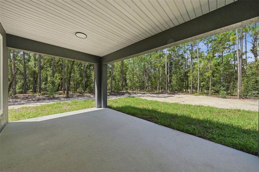Exterior details and patio area of a home in , Dunnellon (Image 25).