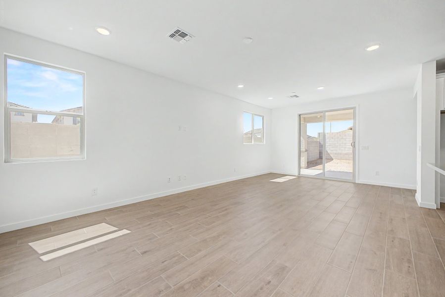 Spacious, unfurnished interior of a new home in Sunrise, Surprise (Image 5).