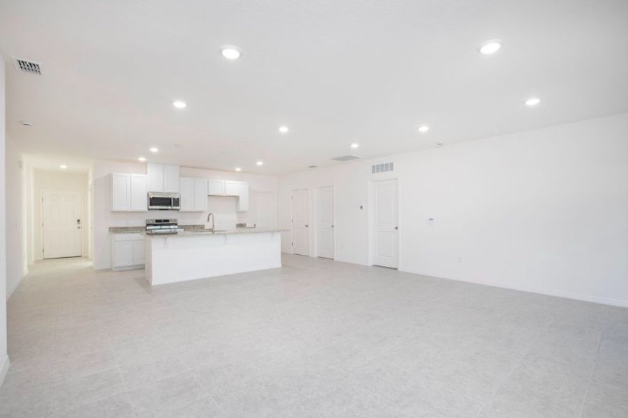 Spacious, unfurnished interior of a new home in Burnt Store, Cape Coral (Image 9).