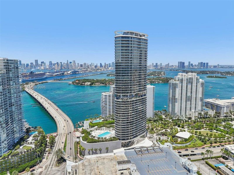 Condo located in Miami Beach, FL showcasing its design and architecture (Image 21).