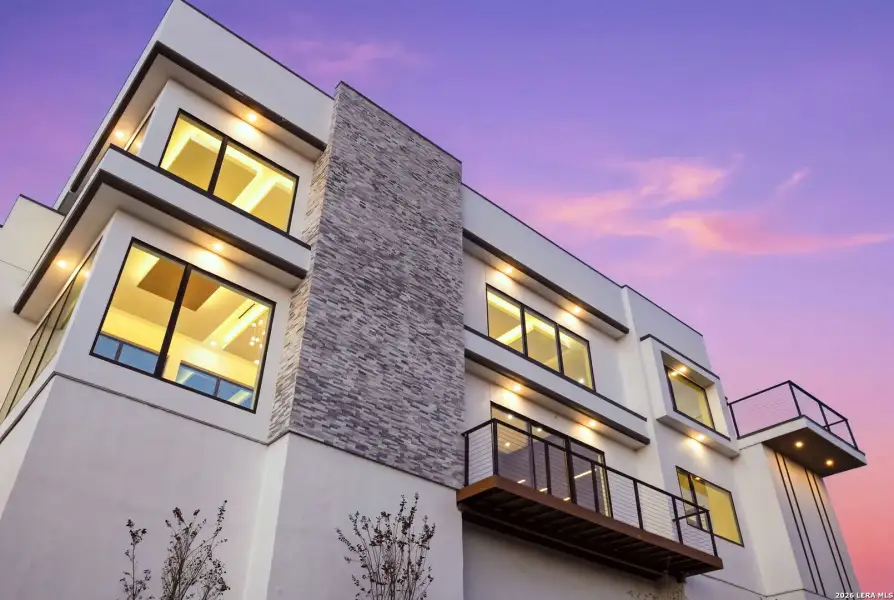 Condo located in San Antonio, TX showcasing its design and architecture (Image 5).