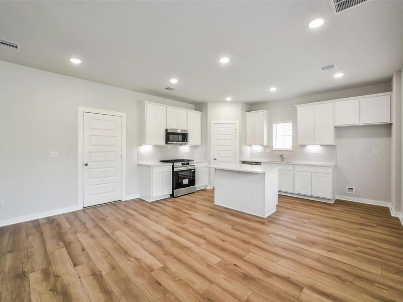Spacious, unfurnished interior of a new home in Lakes at Black Oak, Magnolia (Image 19). Spacious, unfurnished interior of a new home in Lakes at Black Oak, Magnolia (Image 19).