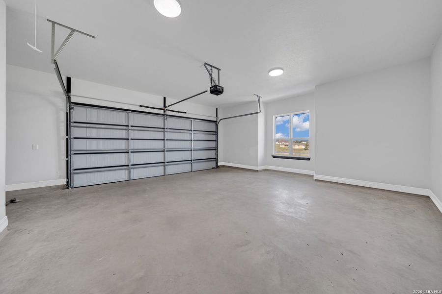 Spacious, unfurnished interior of a new home in , La Vernia (Image 39).