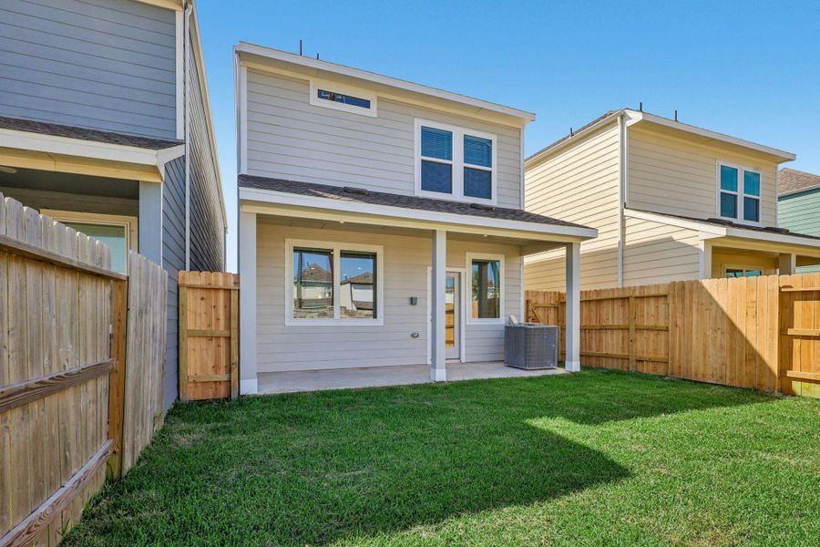 Exterior details and patio area of a home in , Kemah (Image 4).