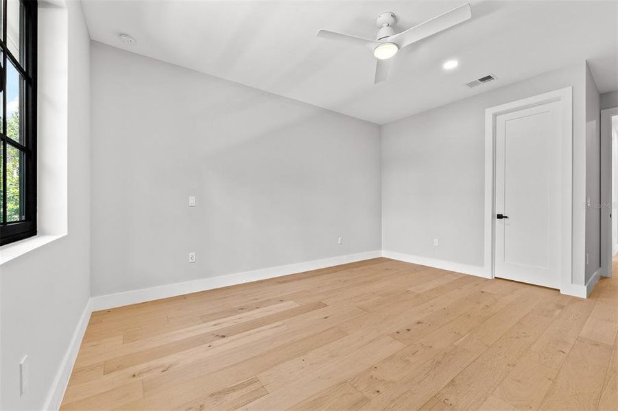 Spacious, unfurnished interior of a new home in College Park, Orlando (Image 56).