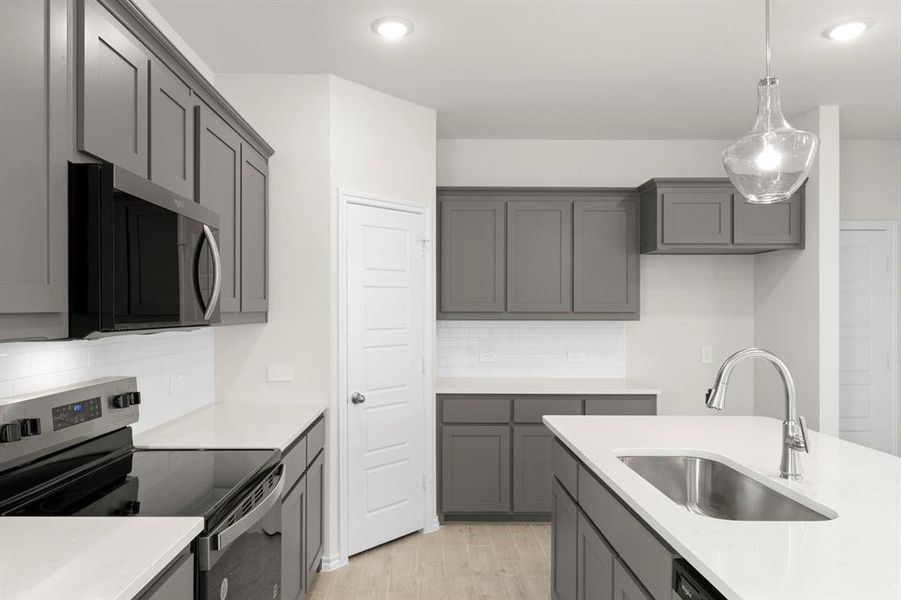08. 3316 Dahlia - Kitchen (3)