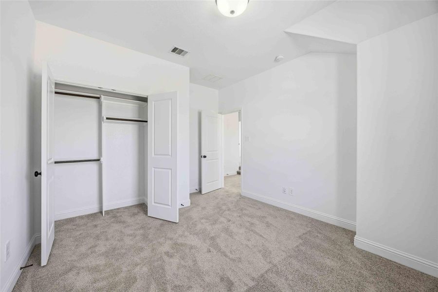 Spacious, unfurnished interior of a new home in Sienna, Missouri City (Image 35).