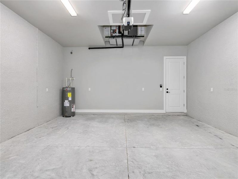 Spacious, unfurnished interior of a new home in , Cape Coral (Image 21).