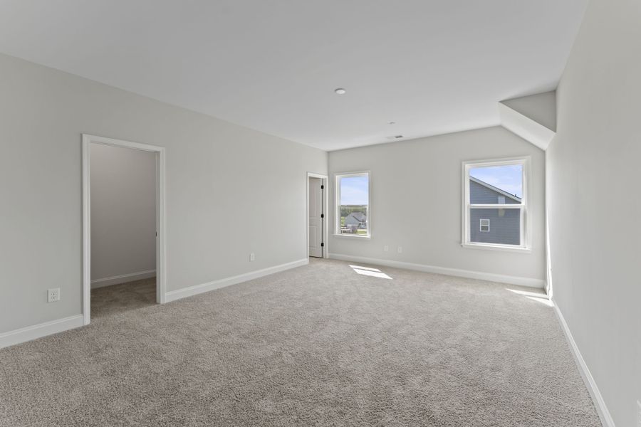 Spacious, unfurnished interior of a new home in Estates at Sugar Creek, Fort Mill (Image 14).