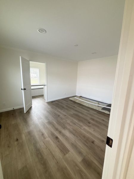 Spacious, unfurnished interior of a new home in , Round O (Image 8).
