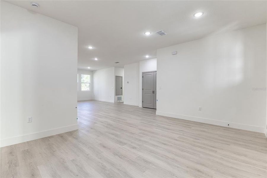 Spacious, unfurnished interior of a new home in , Deltona (Image 30).