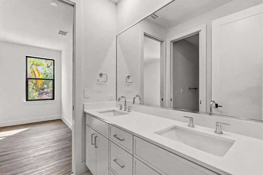 Furnished interior view inside a new home in , Orlando (Image 37).