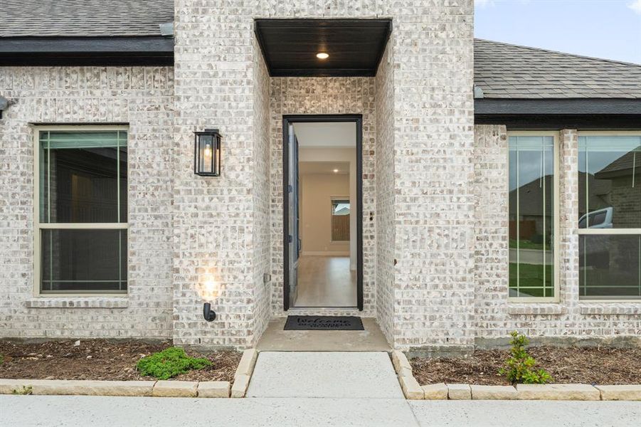 Exterior details and patio area of a home in Star Ranch, Godley (Image 3).