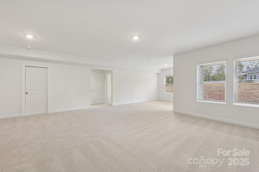 Spacious, unfurnished interior of a new home in Brighton Springs, York (Image 11).