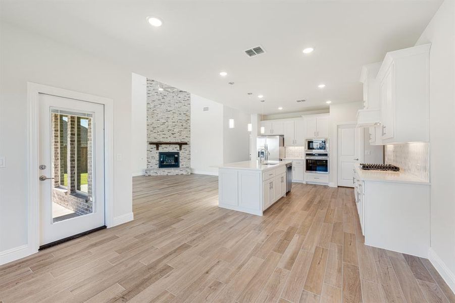 Furnished interior view inside a new home in Terracina, Rockwall (Image 8). Furnished interior view inside a new home in Terracina, Rockwall (Image 8).