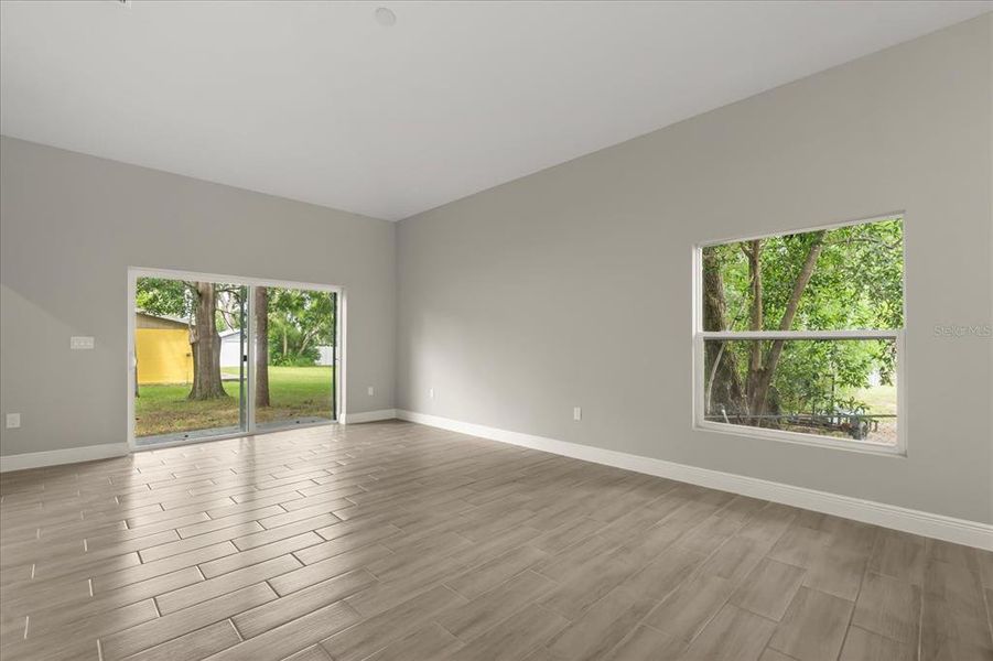 Spacious, unfurnished interior of a new home in , Lake Alfred (Image 11).