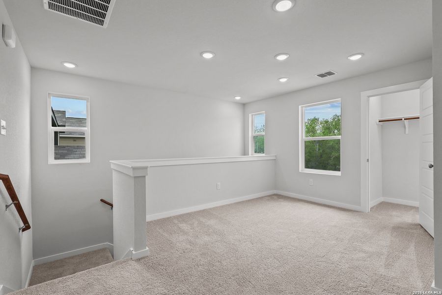 Spacious, unfurnished interior of a new home in Spring Creek, San Antonio (Image 17).