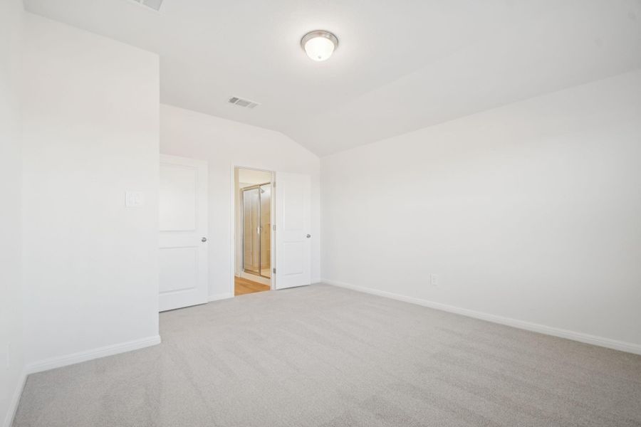 Spacious, unfurnished interior of a new home in , Conroe (Image 23).