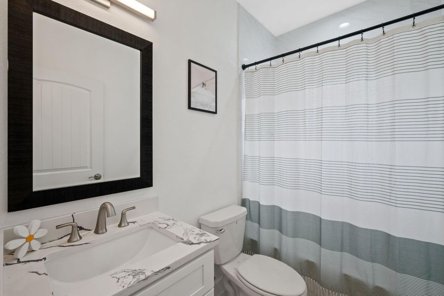 Bath 2 w/ tub shower