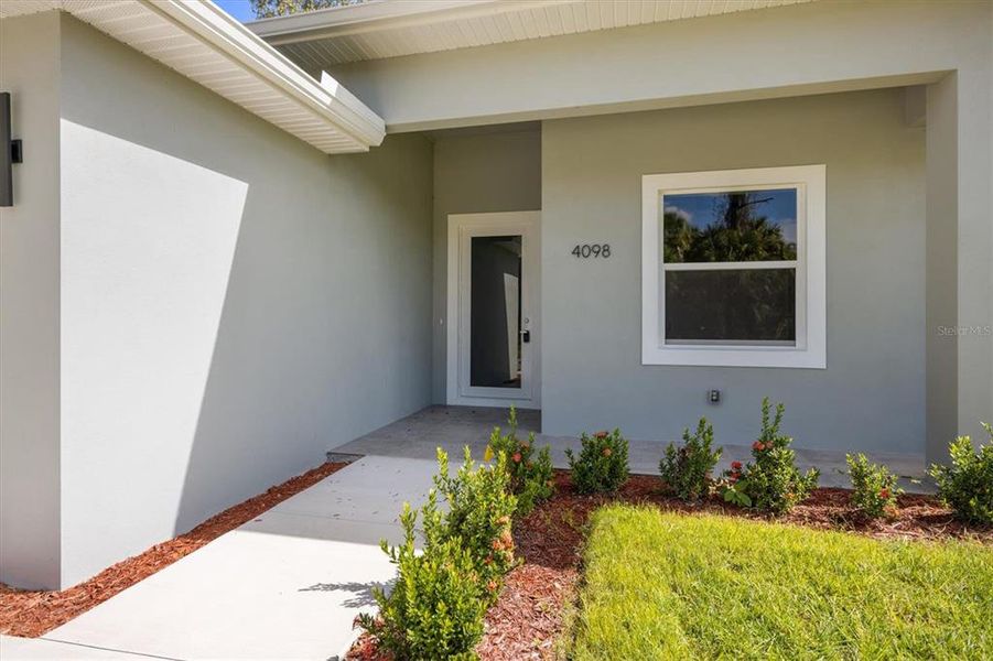 Exterior details and patio area of a home in , North Port (Image 4).