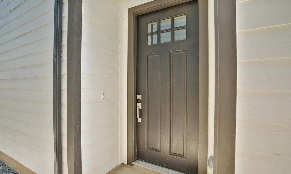 Exterior details and patio area of a home in Independence Heights, Houston (Image 4).