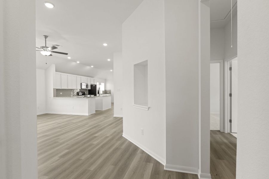 Spacious, unfurnished interior of a new home in Village at Three Oaks, Seguin (Image 19).