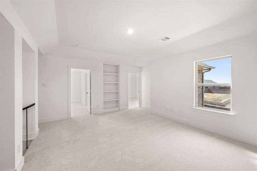 Spacious, unfurnished interior of a new home in High Country, Burleson (Image 24).