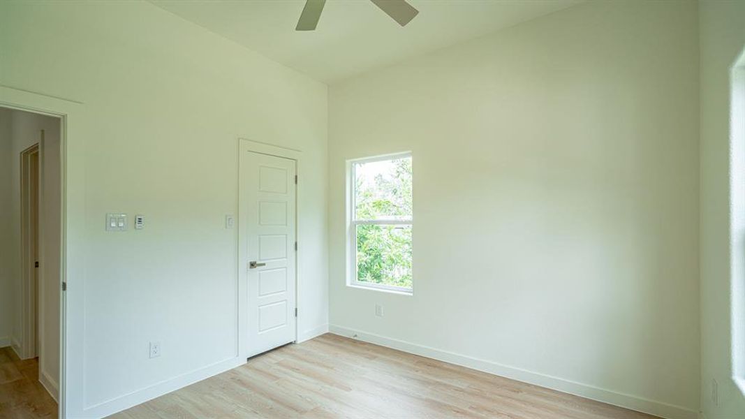 Spacious, unfurnished interior of a new home in , Granbury (Image 33).