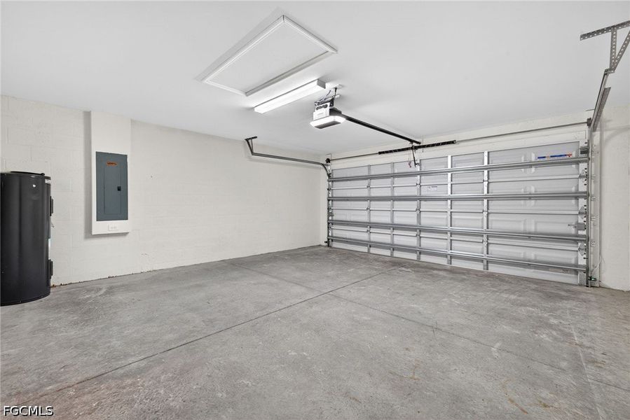 Spacious, unfurnished interior of a new home in Cape Coral, Cape Coral (Image 24).