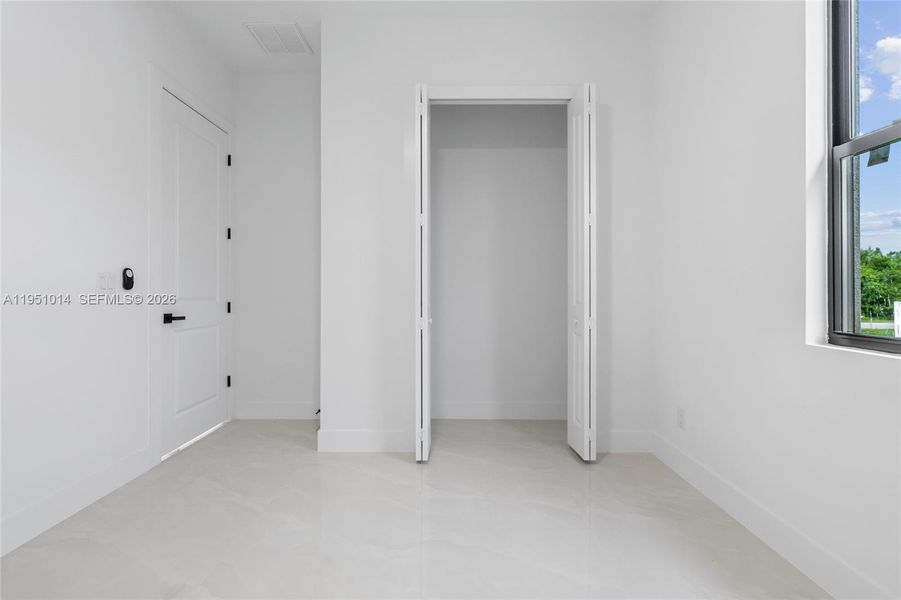 Spacious, unfurnished interior of a new home in , Lehigh Acres (Image 28).