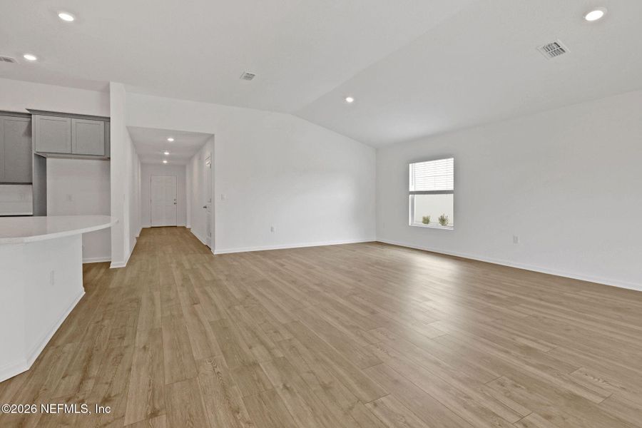 Spacious, unfurnished interior of a new home in Amberly, Green Cove Springs (Image 19).