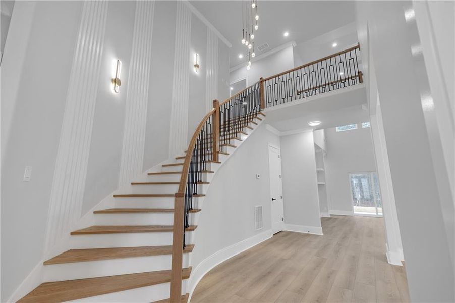 Spacious, unfurnished interior of a new home in , Oxford (Image 24).