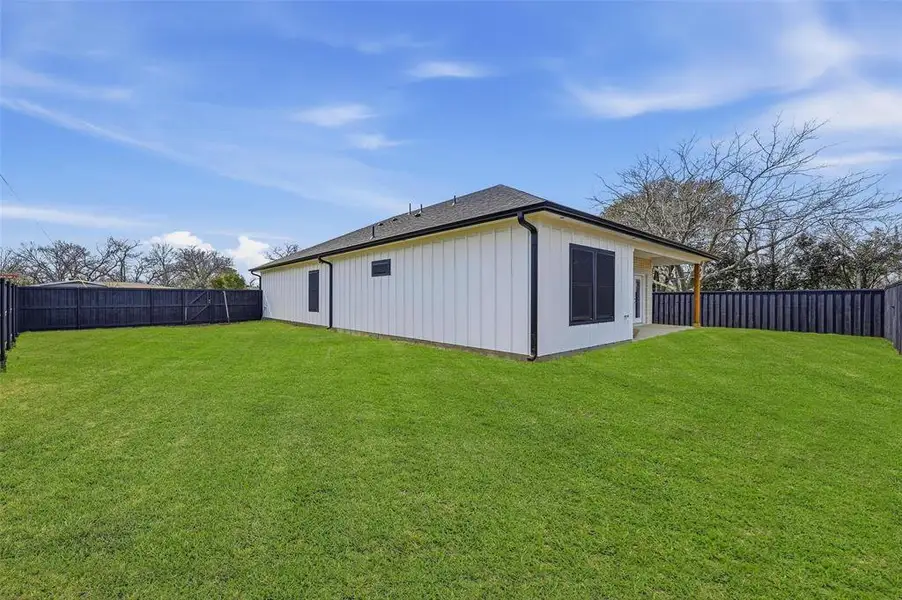 Exterior details and patio area of a home in , Farmers Branch (Image 4).