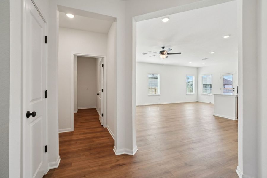 Spacious, unfurnished interior of a new home in Village at Three Oaks, Seguin (Image 13).