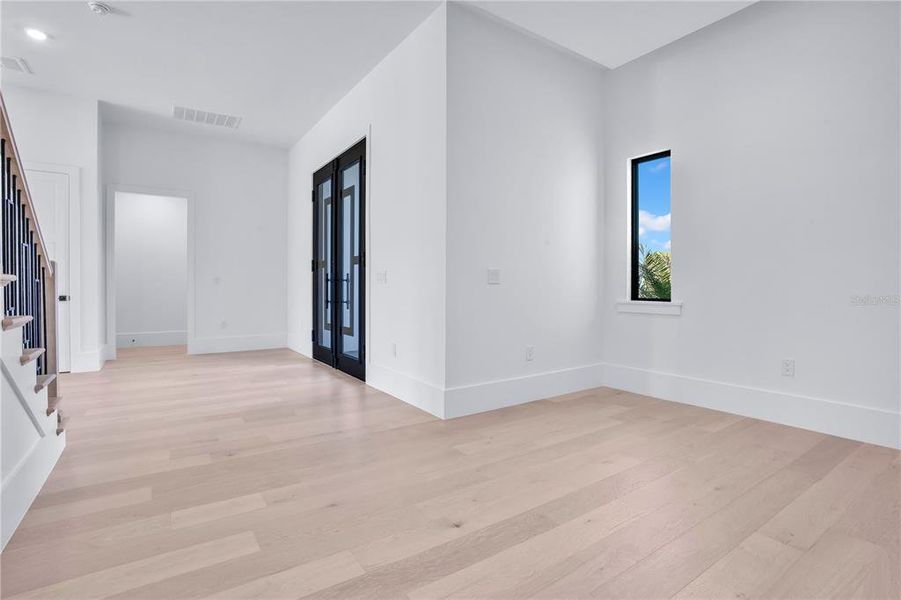 Spacious, unfurnished interior of a new home in , Orlando (Image 25).