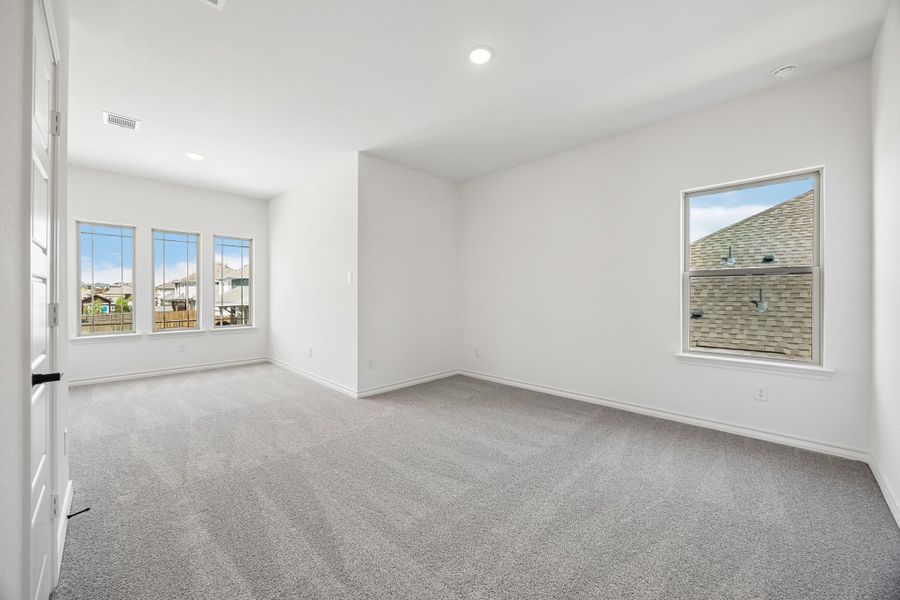 Spacious, unfurnished interior of a new home in Country Lakes, Denton (Image 30).