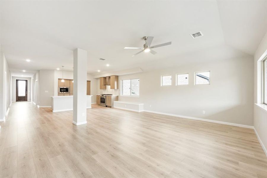 Spacious, unfurnished interior of a new home in Eagle Glen Elements, Alvarado (Image 21).