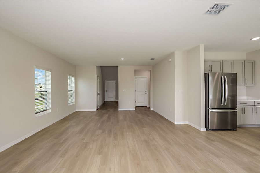 Spacious, unfurnished interior of a new home in Scenic Terrace, Haines City (Image 9).