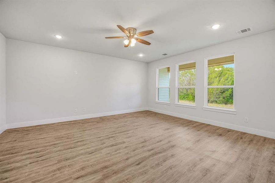 Spacious, unfurnished interior of a new home in , Granbury (Image 17).