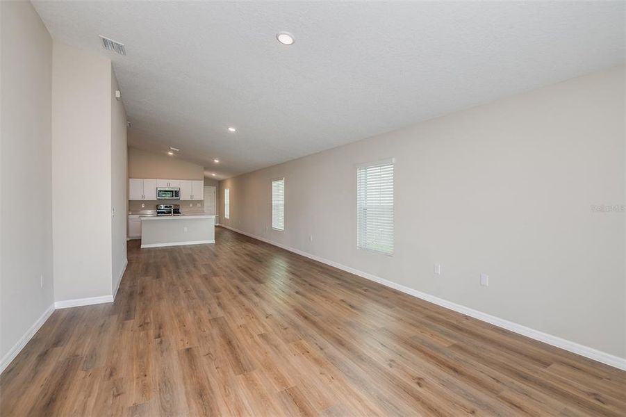 Spacious, unfurnished interior of a new home in Villa Mar, Winter Haven (Image 15).