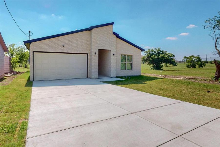 View of front of home featuring a front yard