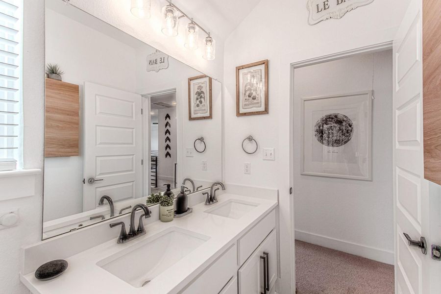 Upstairs full bathroom=