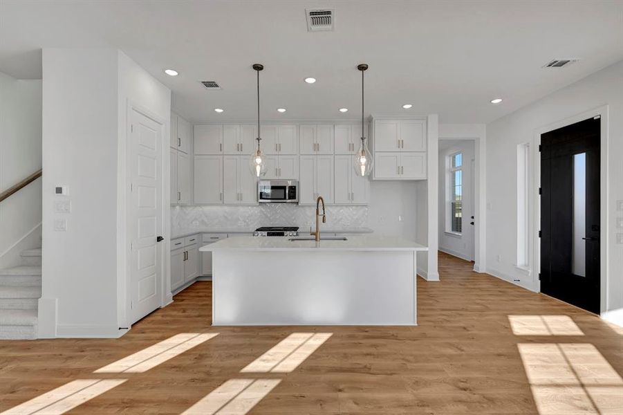 Spacious, unfurnished interior of a new home in Painted Tree Woodland West – Village, McKinney (Image 26).