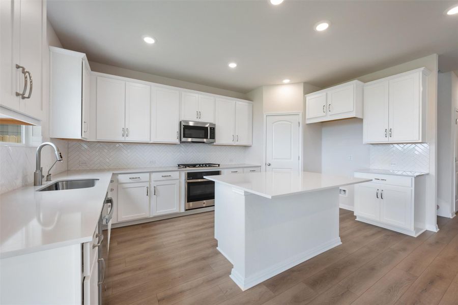 Representative images and renderings are for illustrative purposes. Actual structural options and design finishes of home may vary.