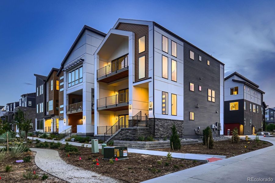 Condo located in Broomfield, CO showcasing its design and architecture (Image 6).