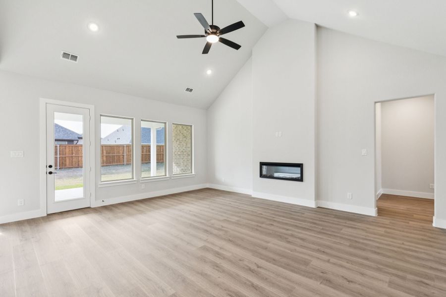 Spacious, unfurnished interior of a new home in Dove Hollow, Waxahachie (Image 14). Spacious, unfurnished interior of a new home in Dove Hollow, Waxahachie (Image 14).