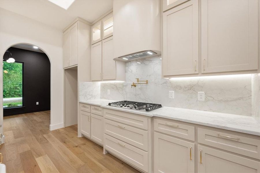 Furnished interior view inside a new home in , Corsicana (Image 14).