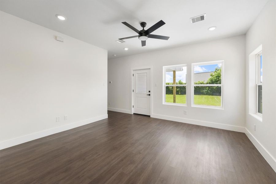 Spacious, unfurnished interior of a new home in , Santa Fe (Image 11).