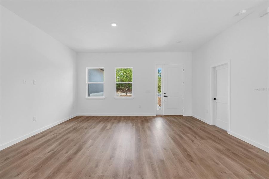 Spacious, unfurnished interior of a new home in , Citrus Springs (Image 20).